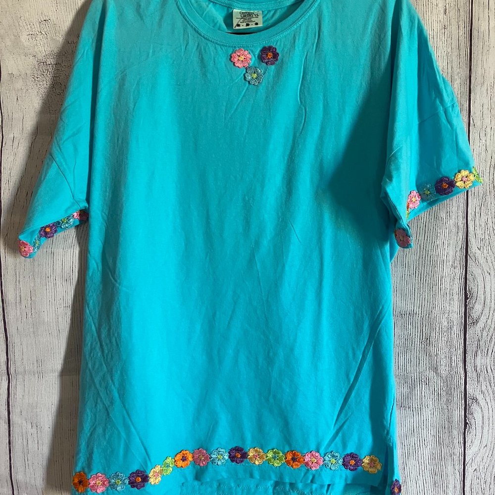 256 scoop neck tee with applique flowers and hip slits
